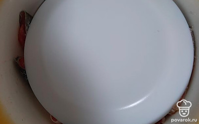 Накрываем тарелкой или крышкой (без преса) и убираем в холодильник на 10-12 часов.