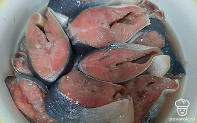 По истечении 10-12 часов вытаскиваем рыбу из холодильника, хорошо промываем и выкладываем на тарелку.