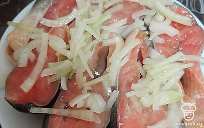Сверху рыбку можно посыпать маринованным луком или зеленью! Приятного аппетита!