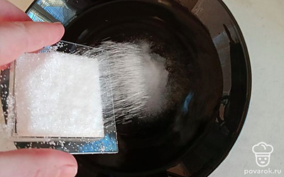 В тарелку с водой высыпаем сахар и размешиваем до полного его растворения. 