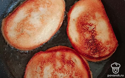 Переворачиваем и обжариваем с другой. 