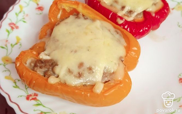 Фаршированные половинки перца под сырной шапочкой — Рецепт с фото