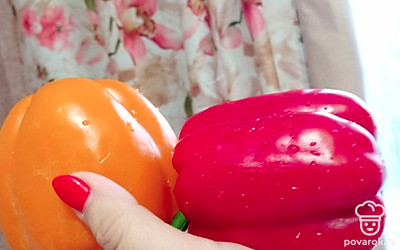 Промыть перец.