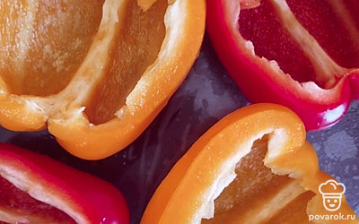 Вынуть из перца сердцевину, очистить от семян. Разрезать перец на половинки.