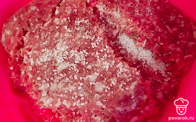 Готовый фарш разморозить при необходимости. Добавить соль по вкусу, перемешать.