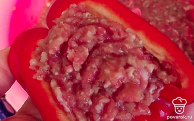 Половинки перца нафаршировать, утрамбовать.