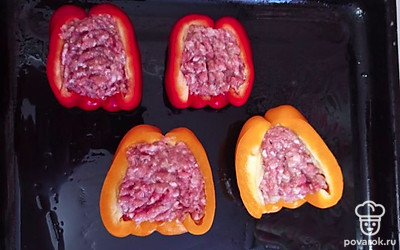 Выложить половинки перца на противень.