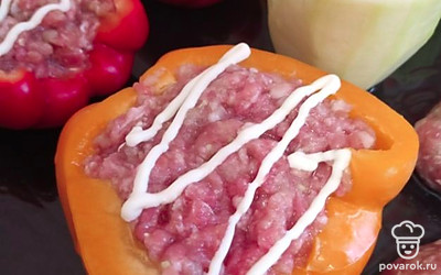 Сделать сеточку из майонеза, отправить запекаться в разогретую духовку.