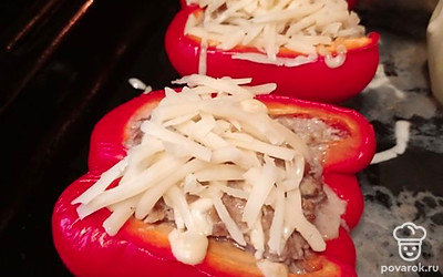 За 5 минут до готовности перчики посыпать тертым сыром и дать еще немного постоять в духовке до расплавления сыра. 