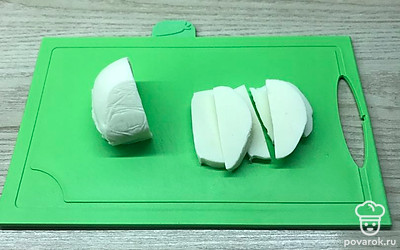 Сыр нарезать брусочками.