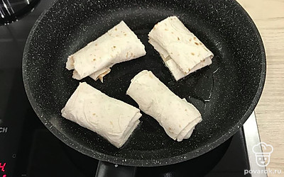 Обжарить на топленом масле на умеренном огне с обеих сторон до румяности.