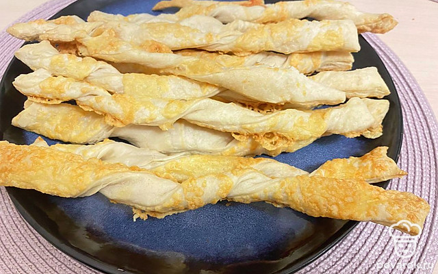 Сырные палочки из слоеного теста — Рецепт с фото