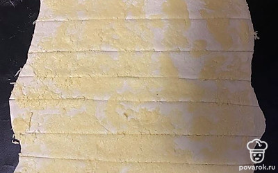 Потом с помощью острого ножа нарежьте тесто полосками.