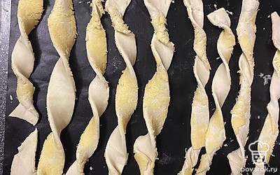 Скручивая каждую полоску, выложите ваши палочки на антипригарный коврик.