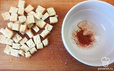 Хлеб нарежьте кубиками среднего размера, приправу для шашлыка смешайте с подсолнечным маслом и солью, хорошо перемешайте.