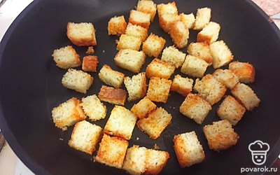 Обваляйте кусочки хлеба в получившемся маринаде со всех сторон, выложите на разогретую сковороду с подсолнечным маслом, обжарьте в течение 7 минут до золотистого цвета.