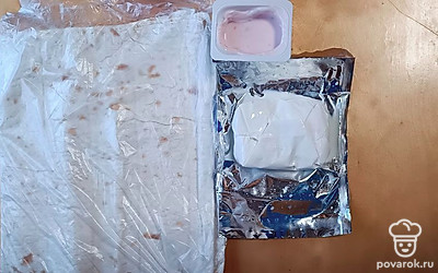 Разрезать лаваш на удобные порции. Можно взять уже готовый круглый лаваш.