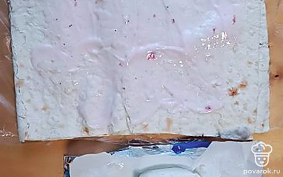 Намазать лаваш йогуртом.