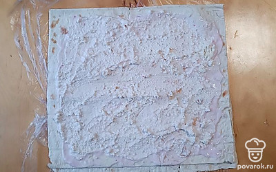 Сверху выложить творог, равномерно распределить по лавашу.