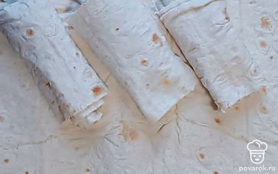 Свернуть лаваш, подождать 5 минут, разрезать. Можно не разрезать.