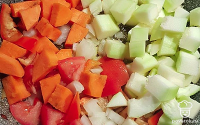 Чистим, нарезаем овощи, обжариваем 15 минут.