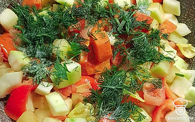 Солим, добавляем зелень. 