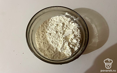 В миску всыпьте муку. 