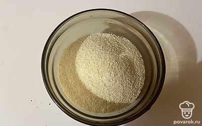 Во вторую миску всыпьте сухари. 