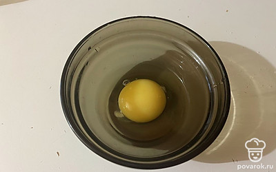 В третью миску разбейте яйцо. 
