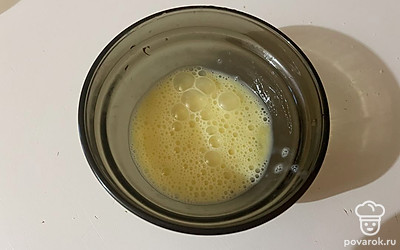 Слегка взбейте яйцо до однородности. 