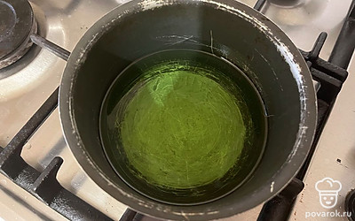 В небольшой сотейник влейте растительное масло и поставьте его на умеренный огонь разогреваться. 