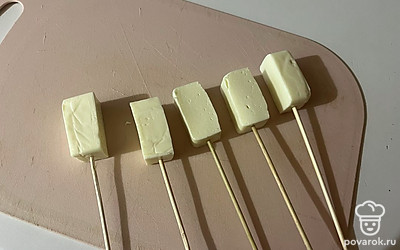 Каждый кусочек сыра насадите на шпажку. 