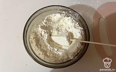 Обваляйте сыр на шпажке сначала в муке. 