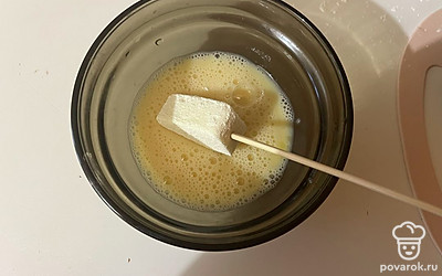 Затем окуните в яйцо. 