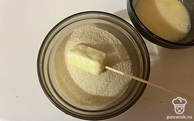 И в завершении обильно посыпьте сыр сухарями. Следите за тем, чтобы на каждом этапе каждый кусочек сыра покрывался всеми слоями равномерно, это важно для того, чтобы в процессе жарки сыр не вытек. 