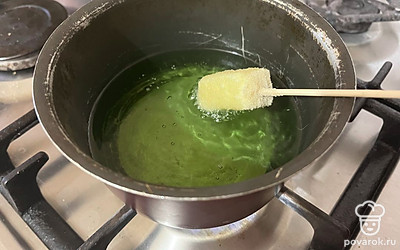 Поместите заготовку сыра в панировке в растительное разогретое масло. 