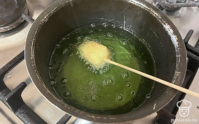 Обжарьте закуску со всех сторон до появления золотистой корочки (2-4 минуты). 