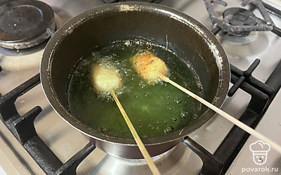 Таким образом обжарьте каждый брусочек сыра. 