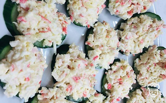 Закусочный салат из крабовых палочек на огурце — Рецепт с фото