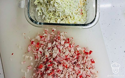 Крабовые палочки или крабовое мясо мелко нарезать, яйца натереть на терке.
