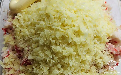 В салатник к крабовым палочкам и яйцам добавить тертый сыр, соль и майонез. Все перемешать.