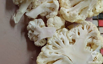 Цветную капусту промыть, просушить, разделить на небольшие соцветия.