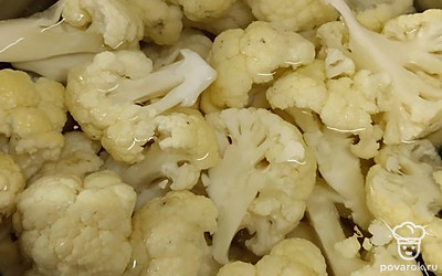 Отварить соцветия в подсоленной воде, чтобы она осталась хрустящей.