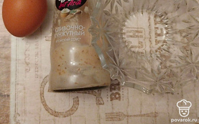 Приготовить кляр из яиц и сливочно-кунжутного соуса. Все взболтать, посолить.