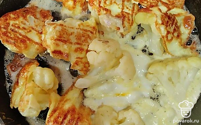 Остывшую цветную капусту опустить в кляр, а затем выложить на разогретую сковороду с растительным маслом. Обжарить до золотистой корочки со всех сторон.