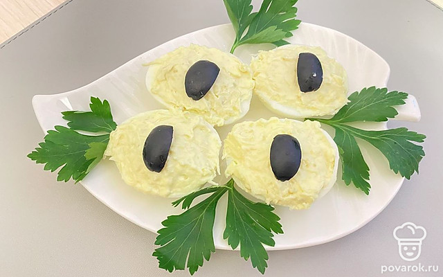 Фаршированные яйца «Глаза дракона» — Рецепт с фото