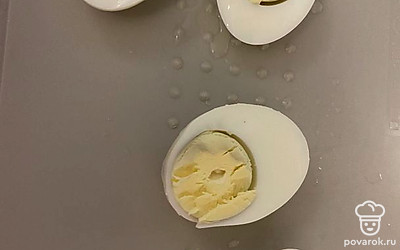Яйца отварите заранее, разрежьте пополам.