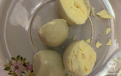 Отделите желток, разомните его вилкой.