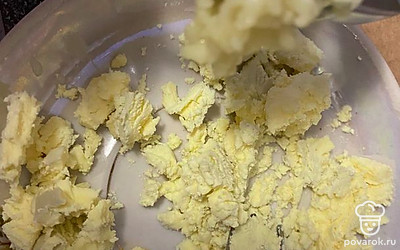 Чеснок очистите, выдавите через пресс.