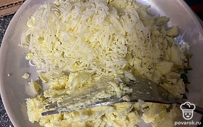 Натрите сыр на мелкой терке.